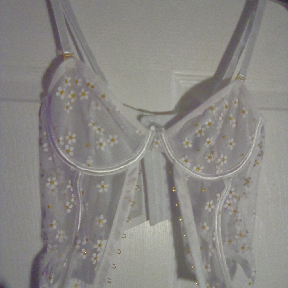 Chic White Floral Lace Chemise